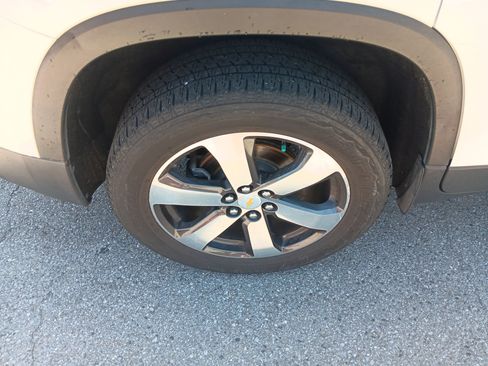 Used 2020 Chevrolet Traverse LT w/ LT Premium Package FWD image 5