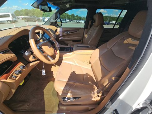 Used 2017 Cadillac Escalade ESV Platinum AWD/4WD image 4
