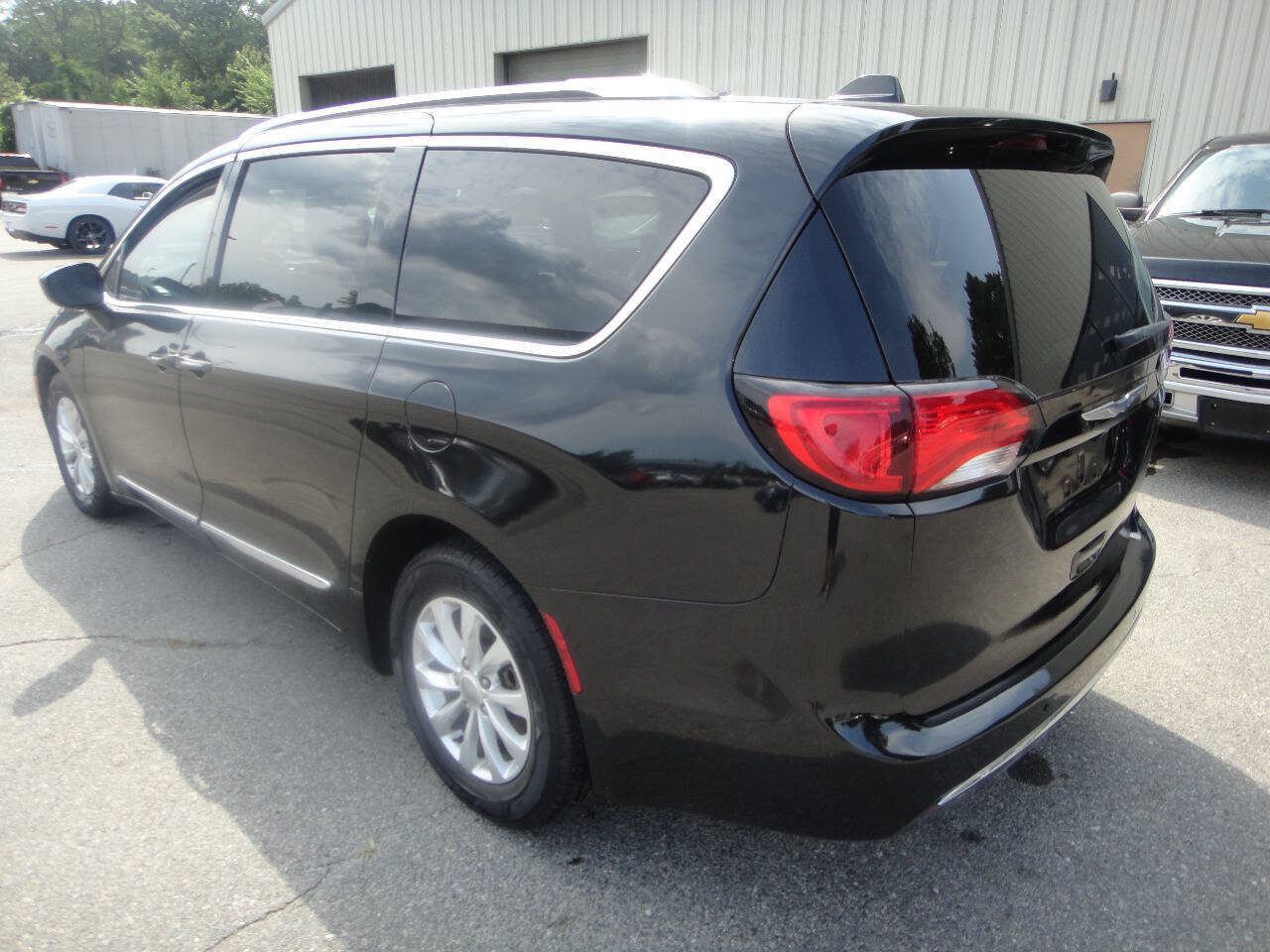 Used 2018 Chrysler Pacifica Touring-L FWD image 6