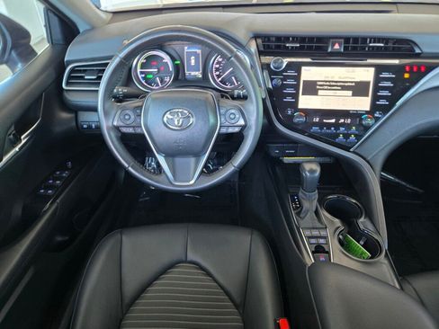 Used 2020 Toyota Camry SE w/ Sunroof Package FWD image 11