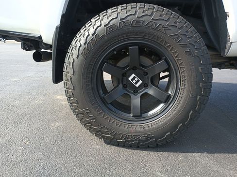 Used 2019 Toyota Tacoma TRD Sport AWD/4WD image 11