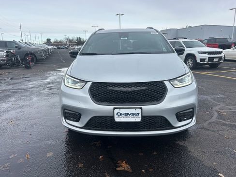 New 2026 Chrysler Pacifica Select w/ S Appearance Package AWD/4WD image 2