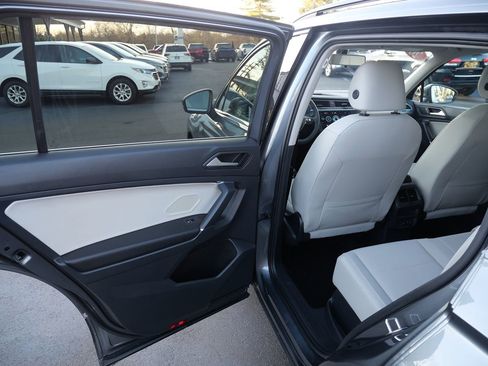 Used 2020 Volkswagen Tiguan SE w/ Panoramic Sunroof Package image 28