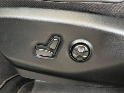 Used 2025 Chrysler Pacifica Limited image 23