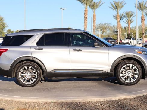 Used 2022 Ford Explorer XLT w/ Equipment Group 202A image 4