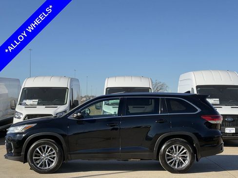 Used 2019 Toyota Highlander XLE image 3