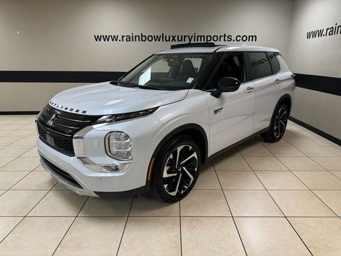 Used 2024 Mitsubishi Outlander 4WD Plug-In Hybrid image 3