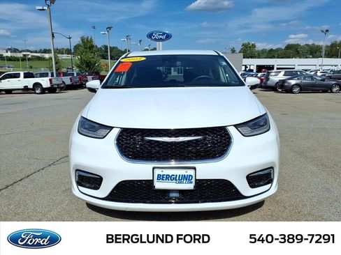 Used 2023 Chrysler Pacifica Touring-L FWD image 10