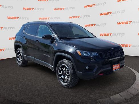 Used 2025 Jeep Compass Trailhawk AWD/4WD image 7
