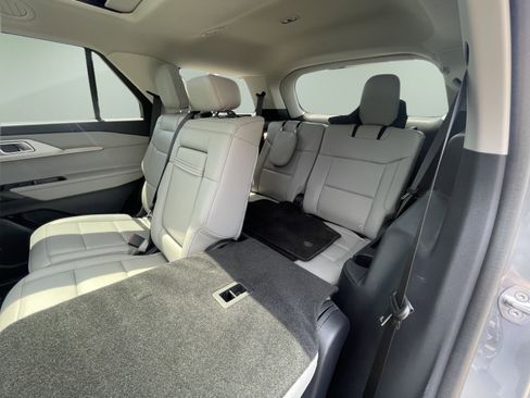 Used 2025 Ford Explorer Active w/ Active Comfort Package AWD/4WD image 10
