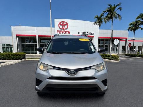 Used 2018 Toyota RAV4 LE FWD image 2