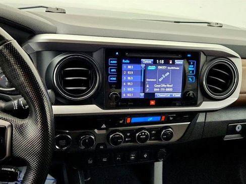 Used 2016 Toyota Tacoma Limited w/ Towing Package AWD/4WD image 18