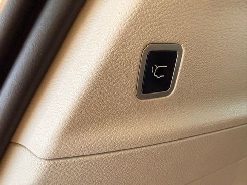 Used 2023 Chrysler Voyager LX FWD image 9
