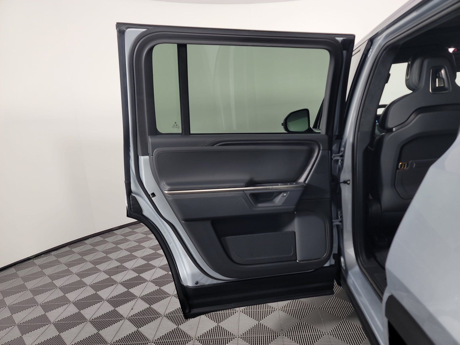 Used 2025 Rivian R1S Adventure Dual AWD/4WD image 17