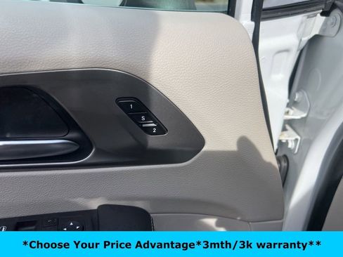 Certified 2023 Chrysler Pacifica Touring-L image 38