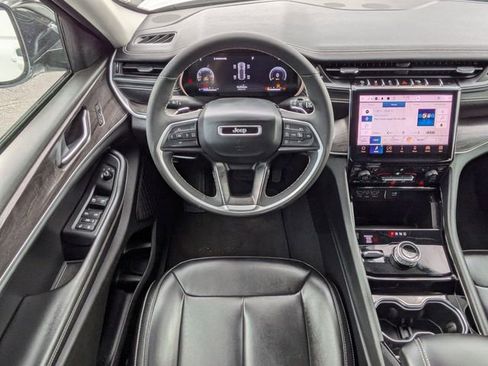 Used 2023 Jeep Grand Cherokee Limited image 17