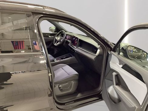 Certified 2025 Volkswagen Tiguan SE R-Line AWD/4WD image 12