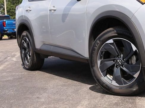 Used 2024 Nissan Rogue SV AWD/4WD image 3