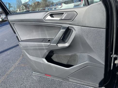Used 2020 Volkswagen Tiguan SE image 18