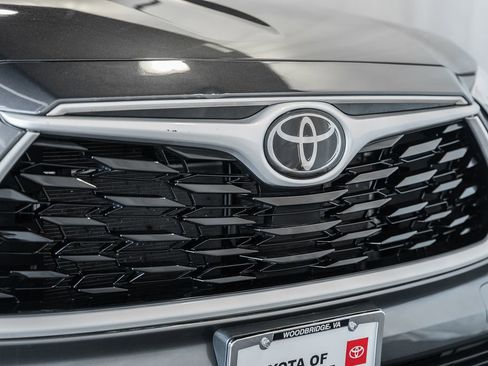 Used 2023 Toyota Highlander XLE FWD image 10