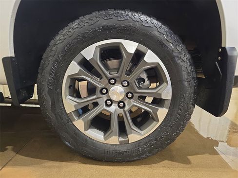 Used 2024 Chevrolet Silverado 1500 High Country w/ Technology Package image 32