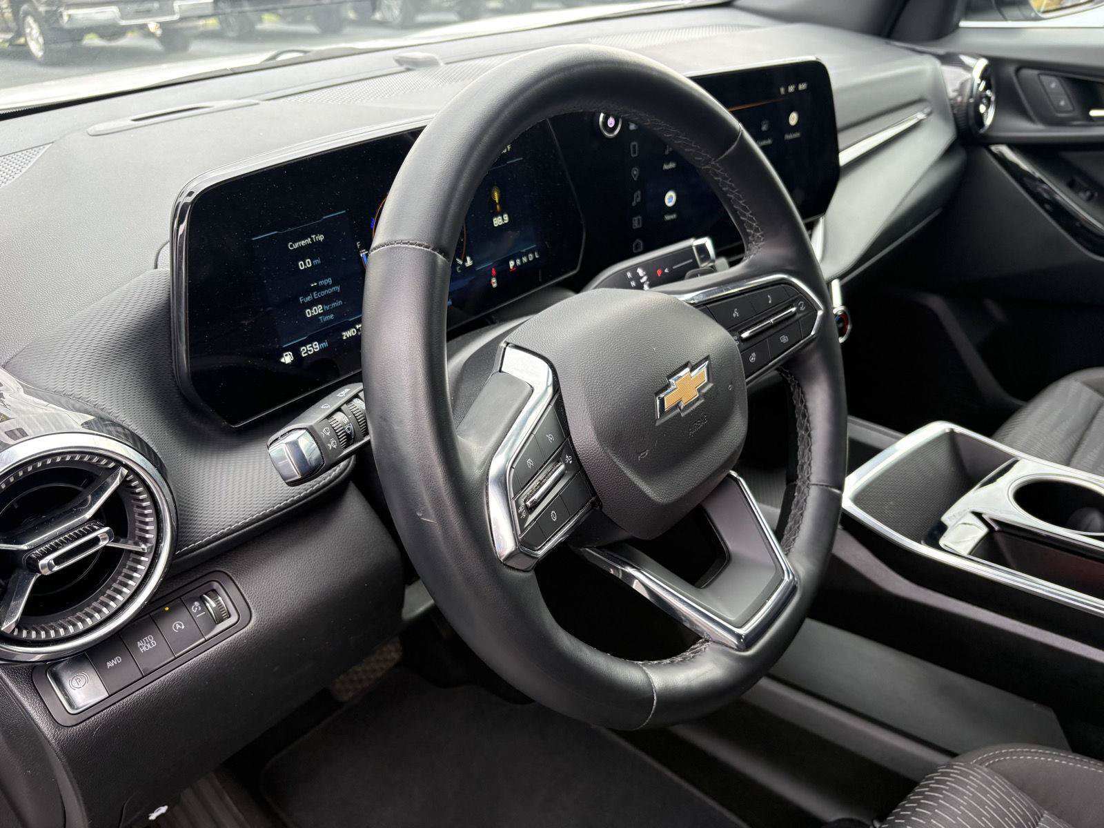 Used 2025 Chevrolet Equinox LT AWD/4WD image 9