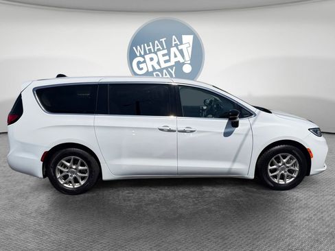 Used 2024 Chrysler Pacifica Touring-L FWD image 2