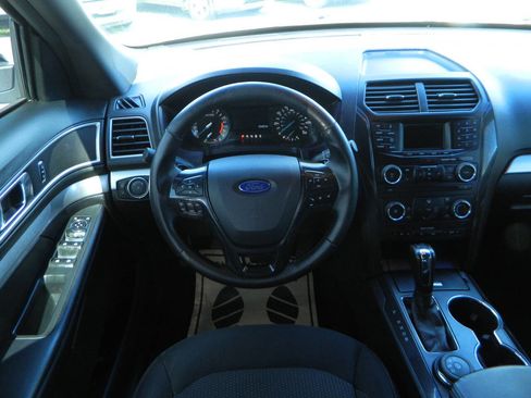 Used 2017 Ford Explorer XLT image 16