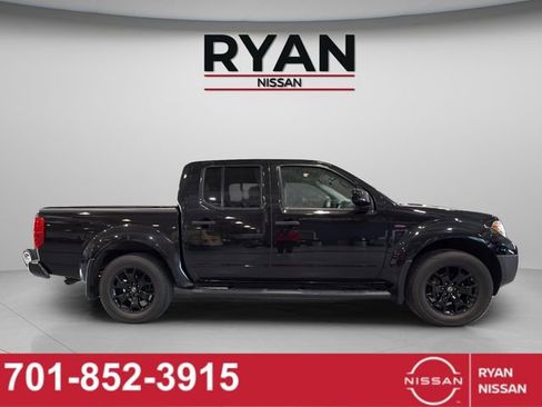 Certified 2018 Nissan Frontier SV w/ Value Truck Package AWD/4WD image 18