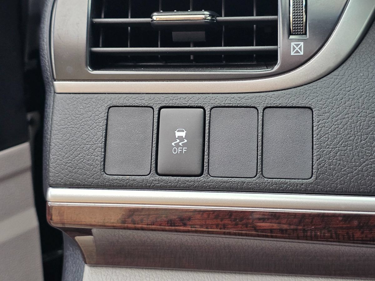 Used 2012 Toyota Camry XLE w/ Leather Pkg FWD image 54
