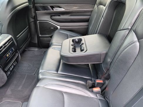 Used 2022 Jeep Wagoneer Series II w/ Premium Group I AWD/4WD image 29