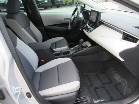 Used 2025 Toyota Corolla LE FWD image 10