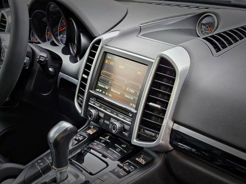 Used 2016 Porsche Cayenne image 10