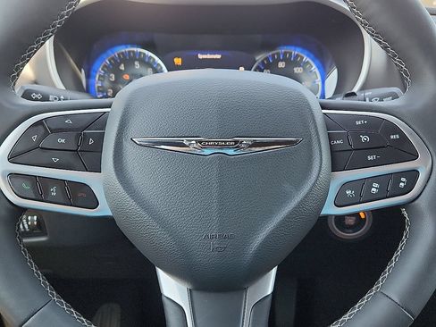 Used 2025 Chrysler Pacifica Select FWD image 11