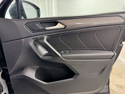 Used 2022 Volkswagen Tiguan SE w/ Panoramic Sunroof Package image 16