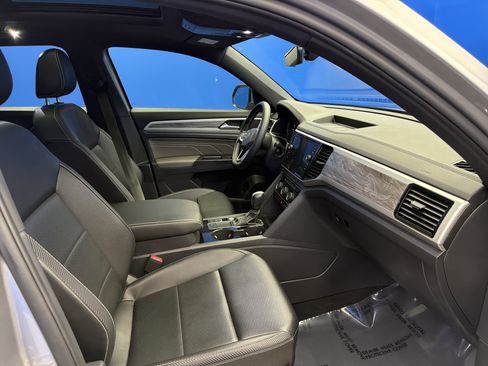 Certified 2022 Volkswagen Atlas Cross Sport SE w/ Panoramic Sunroof Package FWD image 24