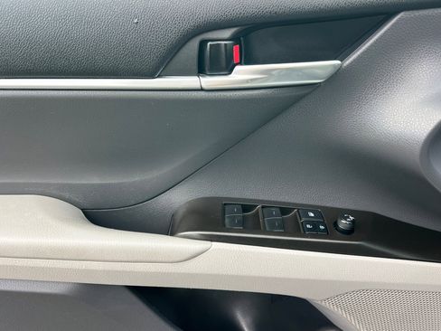 Used 2022 Toyota Camry SE image 12