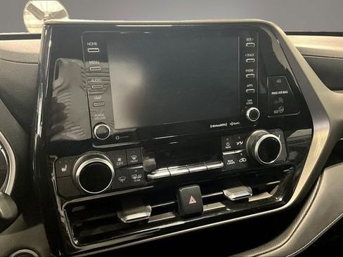 Used 2021 Toyota Highlander XLE AWD/4WD image 9