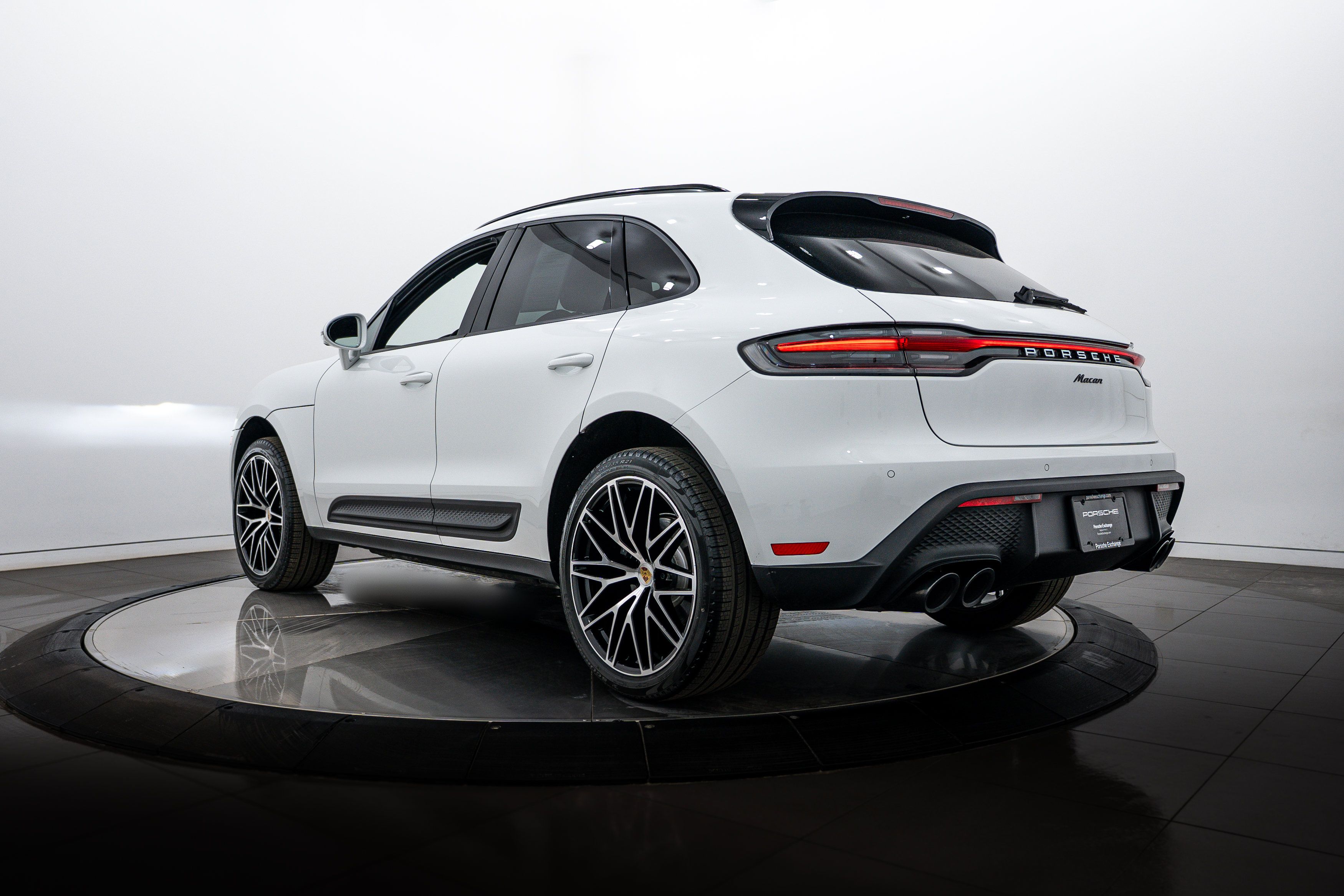 Certified 2026 Porsche Macan AWD/4WD image 3