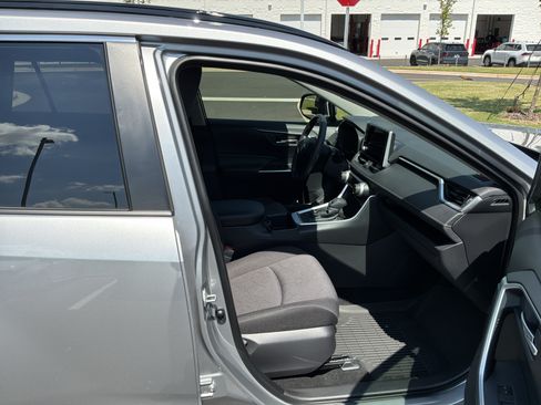 Used 2025 Toyota RAV4 XLE AWD/4WD image 32