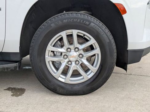 Used 2024 Chevrolet Suburban LT RWD image 12