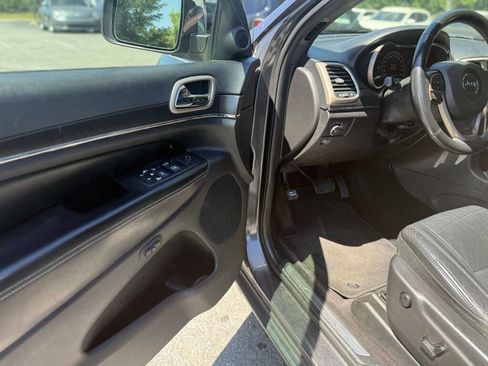 Used 2017 Jeep Grand Cherokee Limited RWD image 9