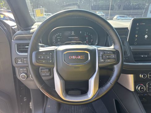 Used 2024 GMC Yukon SLT w/ SLT Premium Package AWD/4WD image 9