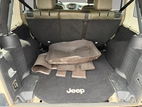 Used 2016 Jeep Wrangler Unlimited Sahara w/ Connectivity Group AWD/4WD image 11