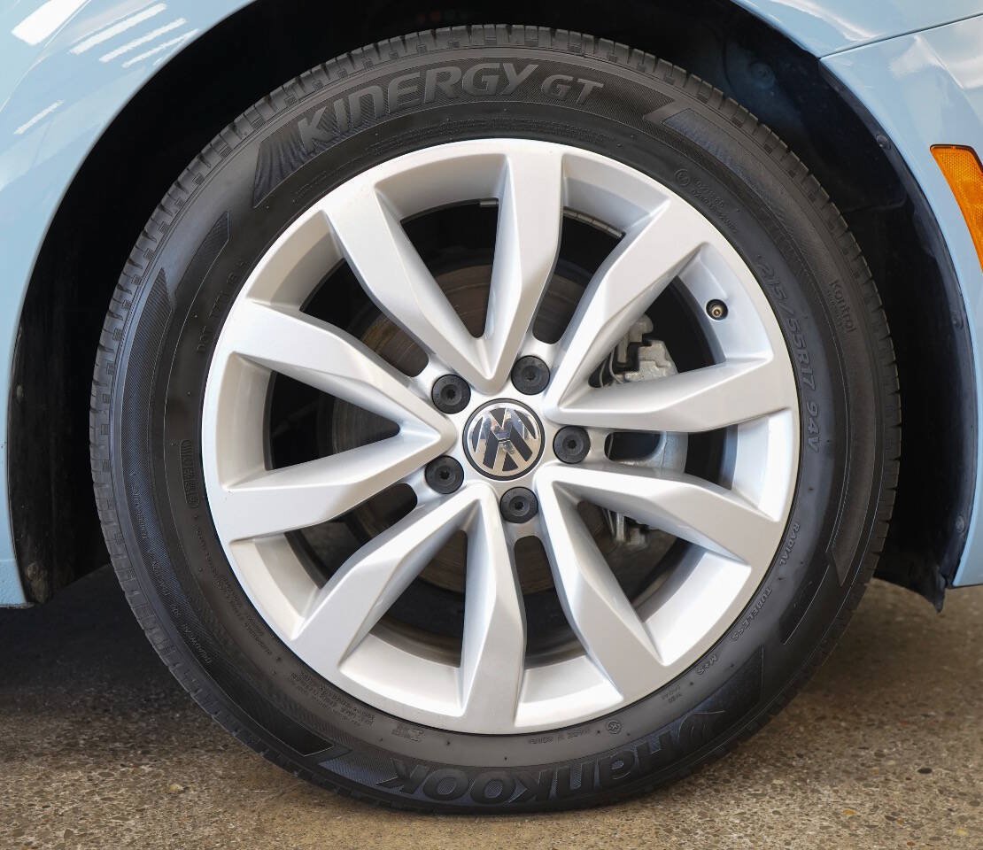 Used 2015 Volkswagen Beetle TDI FWD image 27