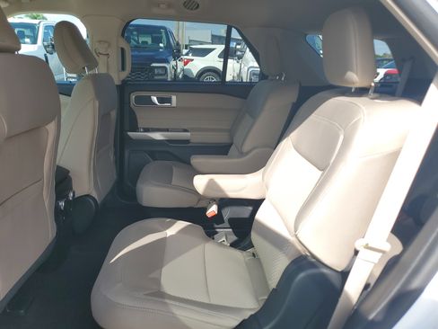 Used 2022 Ford Explorer XLT image 13