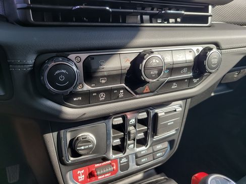 Used 2024 Jeep Gladiator Mojave AWD/4WD image 23