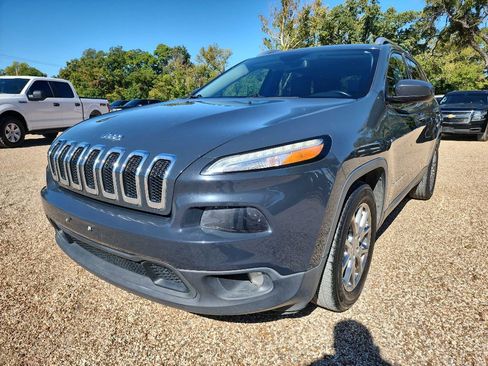 Used 2018 Jeep Cherokee Latitude Plus image 3