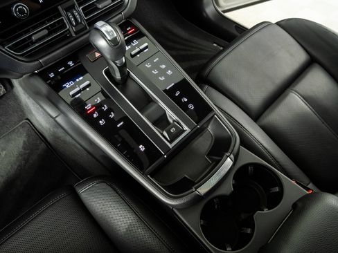Certified 2023 Porsche Macan AWD/4WD image 17