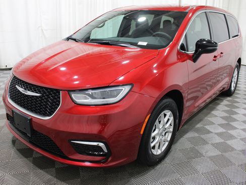 Used 2025 Chrysler Pacifica Select FWD image 34